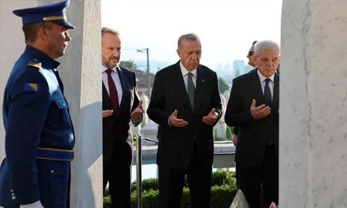 Erdoğan, Bosna Hersek’in merhum lideri Aliya İzzetbegoviç’in kabrini ziyaret etti