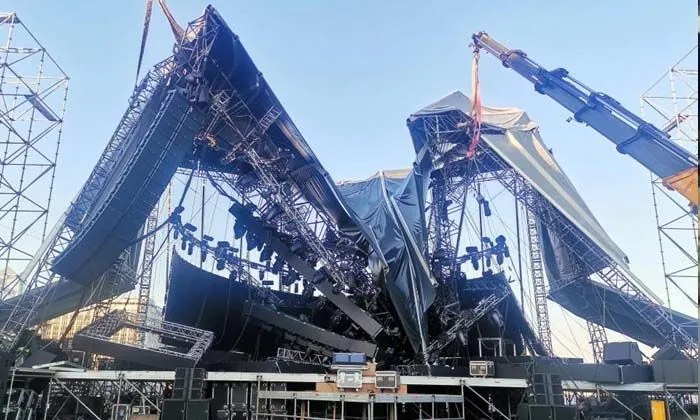 İzmir’de Tarkan’ın konser vereceği platform çöktü! Faciadan dönüldü