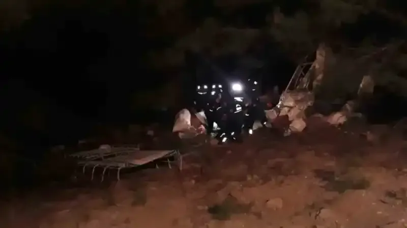 Tarım işçilerini taşıyan minibüs uçuruma düşüp yandı: 3 ölü, 18 yaralı