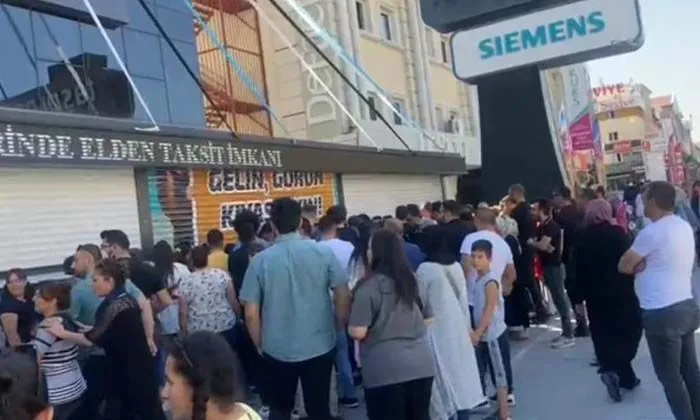 İndirimi duyanın koştuğu mağazanın açılışında izdiham yaşandı