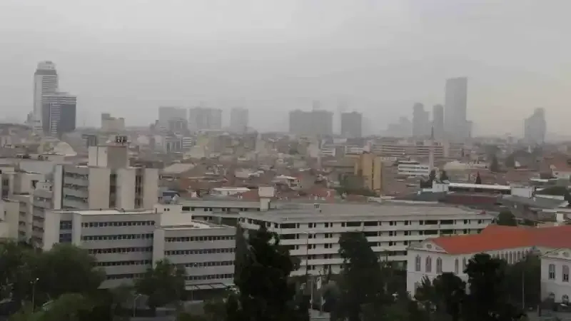 İzmir’e sis değil, çöl tozu bulutu çöktü: Göz gözü görmedi