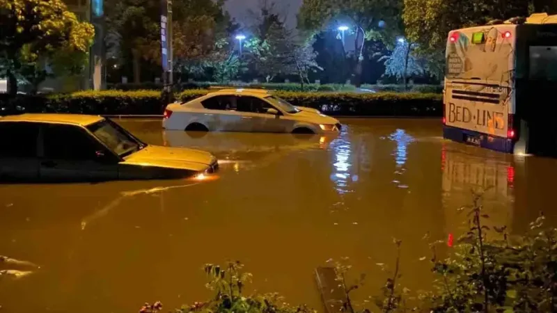 Ankara’da sağanak yağmur nedeniyle ev ve iş yerlerini su bastı, araçlar mahsur kaldı