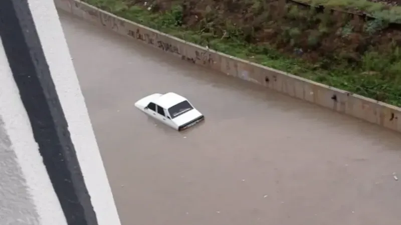 Ankara’da sağanak yağış etkili oldu, sokaklar göle döndü