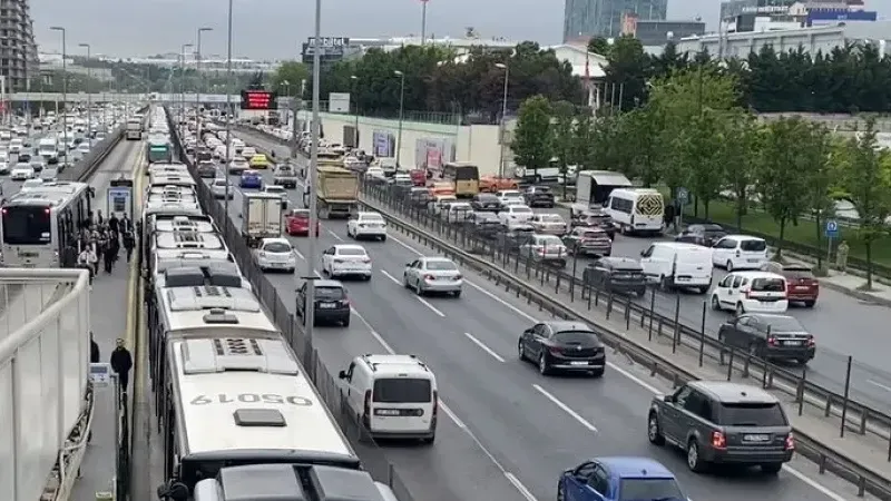 İstanbul’da metrobüs arızalandı, uzun araç kuyruğu oluştu