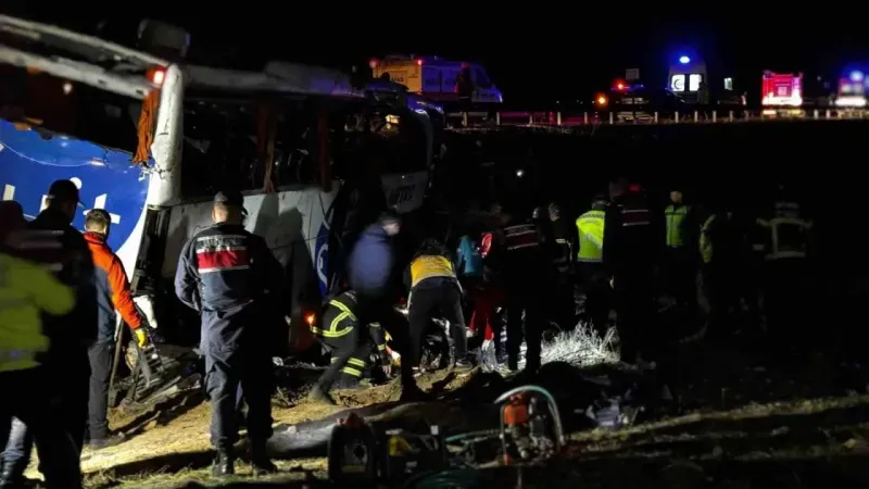 Niğde - Ankara Otoyolu’nda otobüs şarampole devrildi: 2 ölü, 40 yaralı