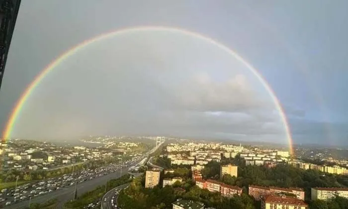 İstanbul’da gökkuşağı sürprizi kartpostallık görüntüler oluştu