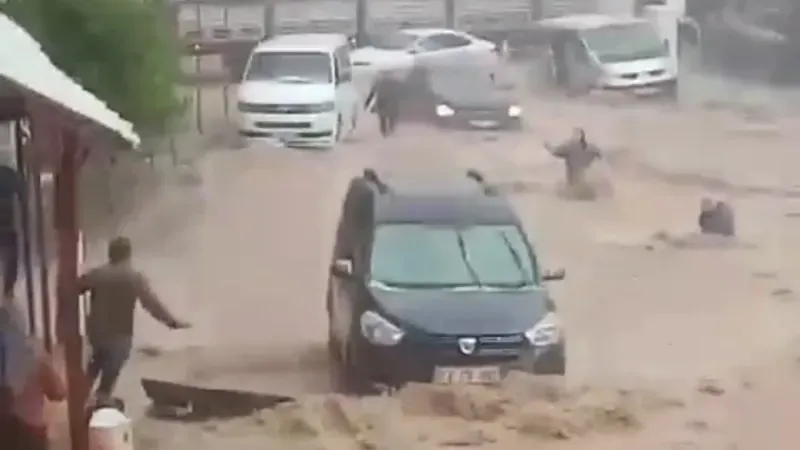 Şırnak’ta sel sularına kapılan kadın ve çocuğu vatandaşlar kurtardı