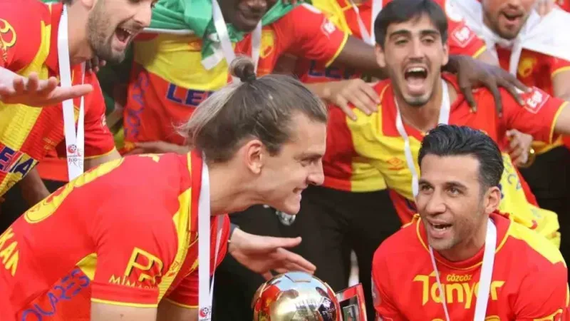 Göztepe şampiyonluk kupasını kaldırdı