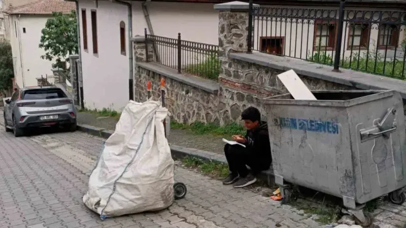 Kağıt toplayıcısı çocuğun konteyner başında ders çalışması duygulandırdı