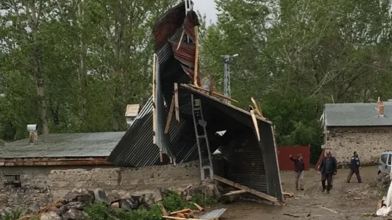 Yağış ve fırtına Erzurum’da etkili oluyor