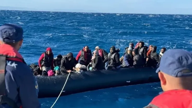 Türk karasularına geri itilen 37 düzensiz göçmen kurtarıldı