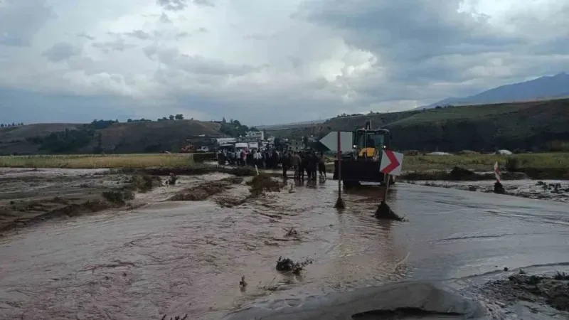 Sağanak yağış Kumçatı-Cizre kara yolunu ulaşıma kapattı
