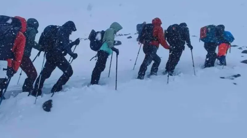 Mayıs ortasında Ağrı Dağı’na çıkan dağcılara kar sürprizi