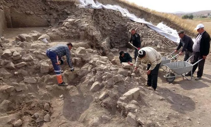 Hititlere ait saray ve tapınak kalıntıları gün yüzüne çıkarılıyor