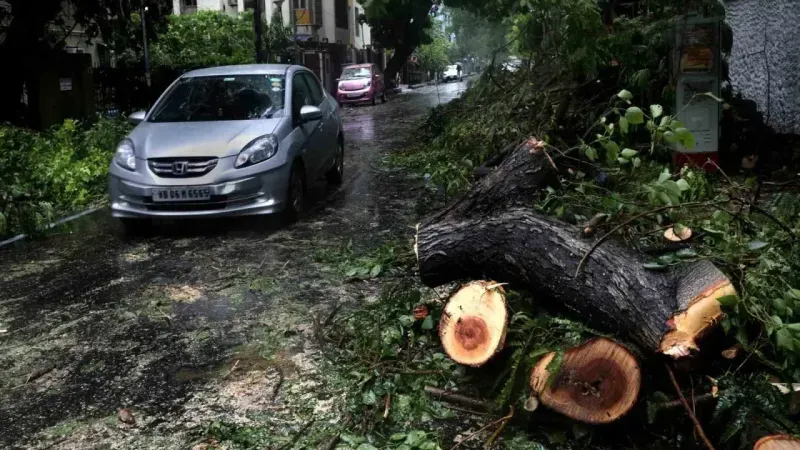 Hindistan ve Bangladeş’i Remal Tropikal Kasırgası vurdu: 16 ölü