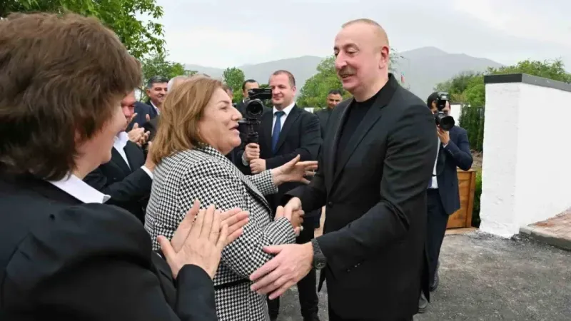 Azerbaycan Cumhurbaşkanı Aliyev, Hocalı’ya taşınan halkla bir araya geldi