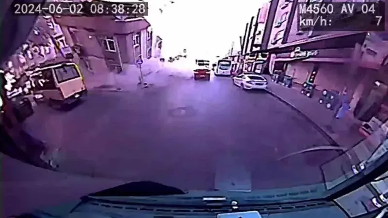 Küçükçekmece’de binanın çöktüğü anlar araç kamerasında