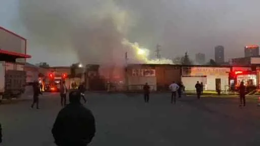 Bahçelievler'de çıkan yangında tekstil deposu kullanılamaz hale geldi