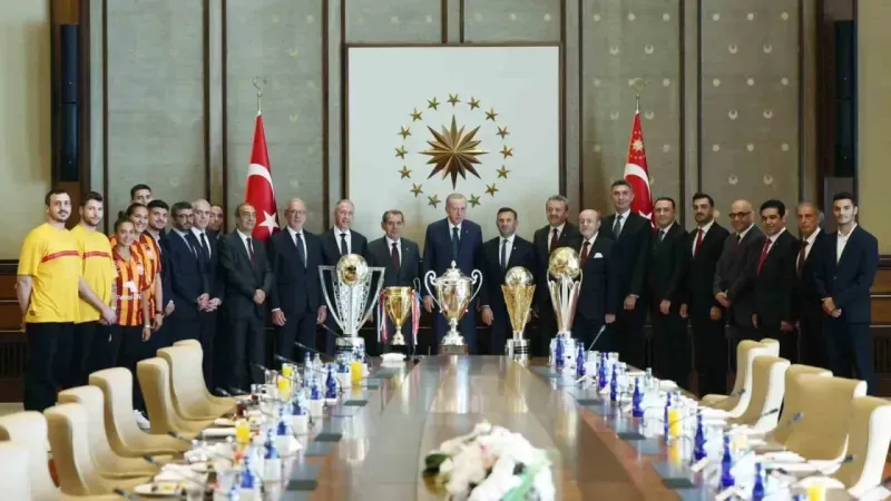 Galatasaray’ın şampiyon takımlarından Cumhurbaşkanı Erdoğan’a ziyaret