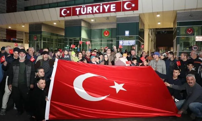Çavuşoğlu: Ukrayna’da mahsur kalan ve girişimlerimiz ile ülkemize getirdiğimiz 88 Ahıskalı kardeşimiz; vatanınıza hoş geldiniz