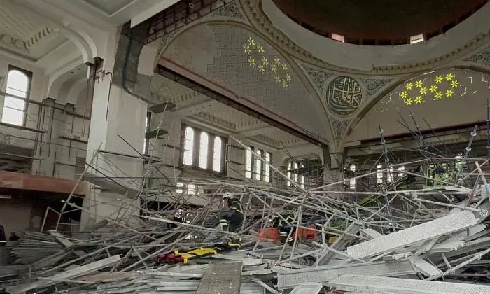 Cami külliyesi çöktü: 2 ölü, 18 yaralı