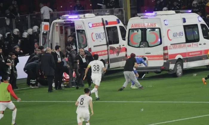 İzmir derbisinde olaylar çıktı, Göztepe ile Altay arasındaki maç yarım kaldı