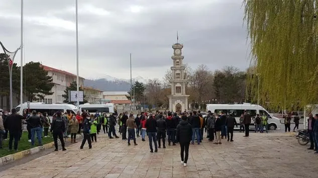 Ceza yiyen 100’e yakın servis yolcusu eylem yaptı