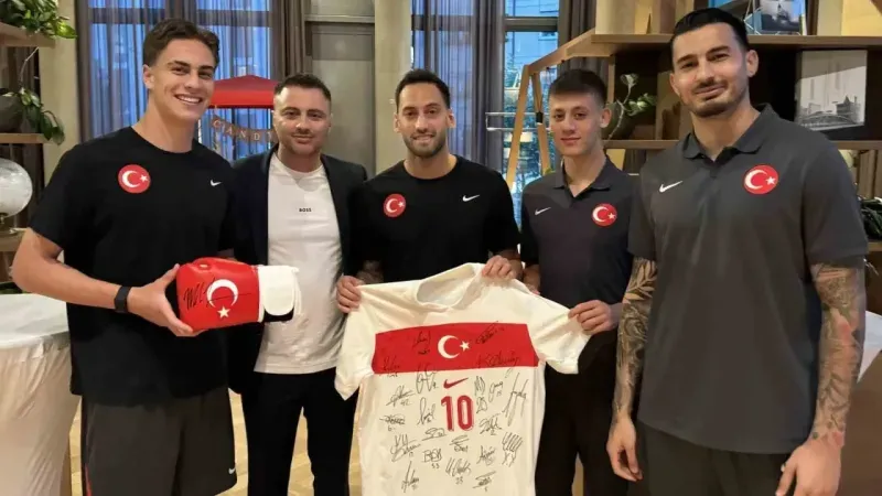 Mike Tyson, imzaladığı ay-yıldızlı boks eldivenini A Milli Takım’a armağan etti