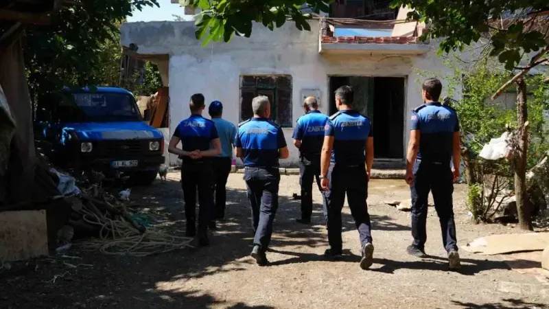 Çöp evden 42 kamyon çöp çıkardı