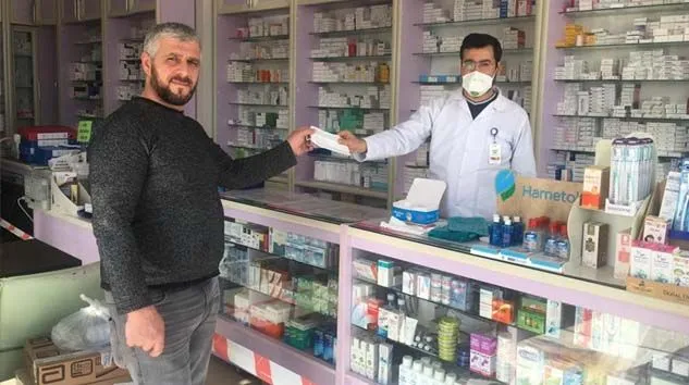 Eczanelerde ücretsiz maske dağıtımı başladı