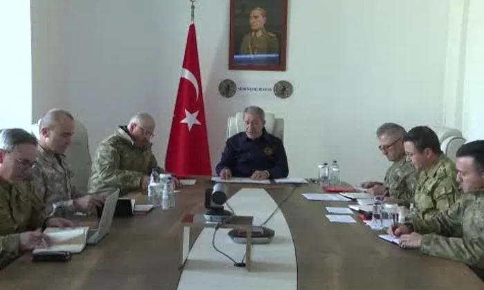 Bakan Akar’dan “asker kışladan geç çıkarıldı” söylemlerine sert tepki