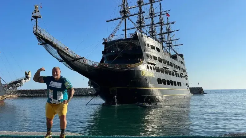 1300 ton ağırlığındaki tekneyi çekerek dünya rekor kırdı