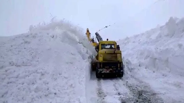 Muş’ta kar kalınlığının 7-8 metre olduğu bölgede yol açma çalışması başlatıldı