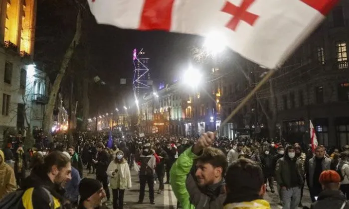 Gürcistan’da tartışmalı yasa tasarısı parlamentoda oylanarak geri çekildi