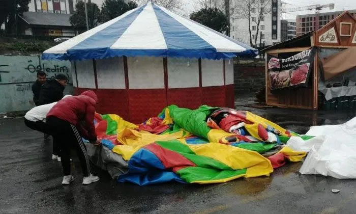 Şişme kaydırak faciaya yol açıyordu: 3 çocuk yaralandı