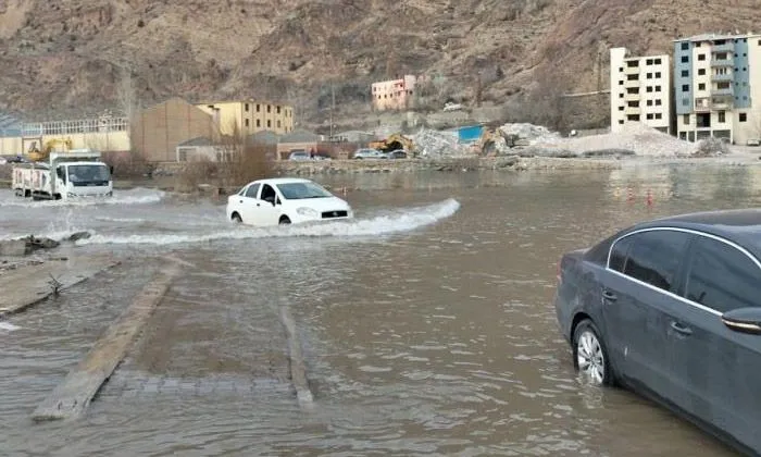 Yusufeli Baraj gölünün suları ilçe merkezine ulaştı