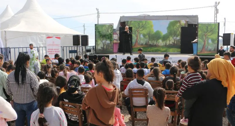 Gezici Tiyatroyla Deprem Bölgelerini Geziyorlar