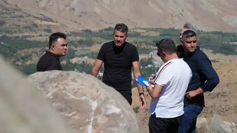 Vali Çelik, Türkiye ile İran sınırdaki duvar çalışmalarını inceledi