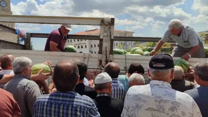 Yozgat’ta 17 ton karpuzu hayır için dağıttı