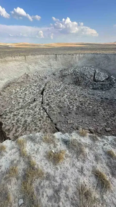 Konya’da 100 metrelik yeni obruk