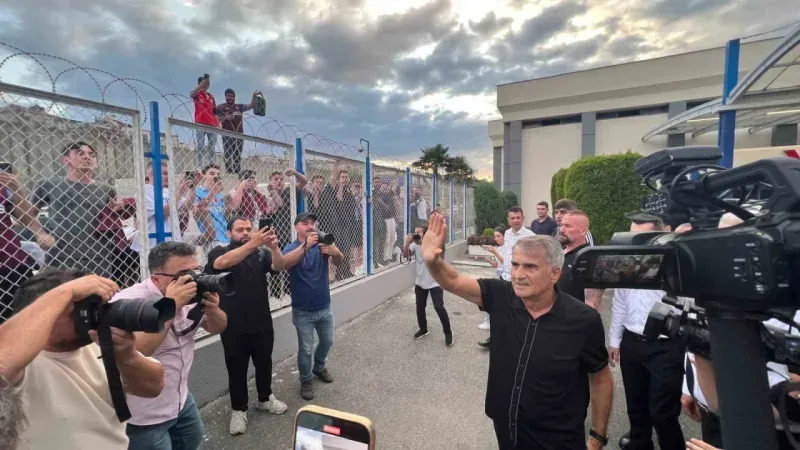 Şenol Güneş, Trabzon’da çiçeklerle karşılandı