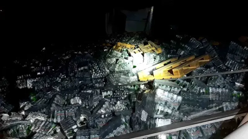 Bolu’da maden suyu yüklü tır devrildi, yol trafiğe kapandı