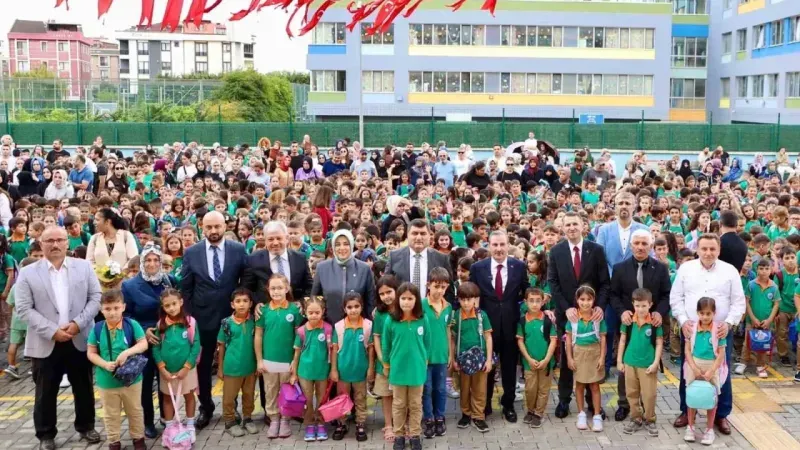 Sultanbeyli Belediyesi öğrencilere kırtasiye seti dağıttı