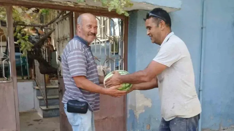 Vatandaşlara 2 kamyon karpuz dağıtıldı