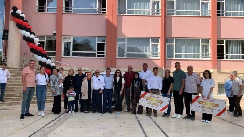 Üniversiteye geçiş sınavında Türkiye 29’uncusu olan öğrenciye otomobil hediye ettiler