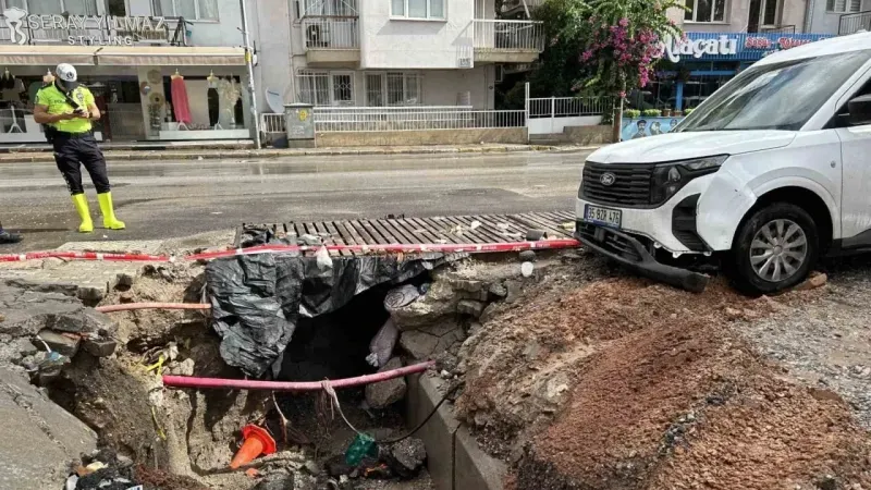 İzmir’i yaz sağanağı vurdu: 1 araç göçen yolun içine düştü