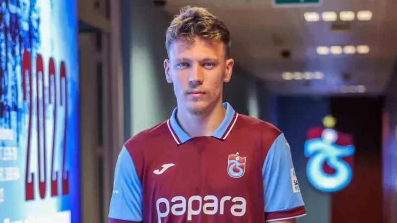 Trabzonspor Siman Banza ve Serdar Saatçı’ya stadyumda forma giydirdi