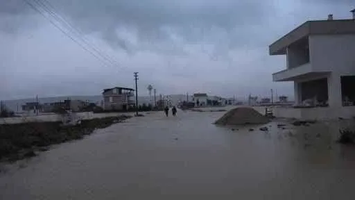 Çanakkale’de yazlık evlerin bulunduğu bölge sular altında kaldı