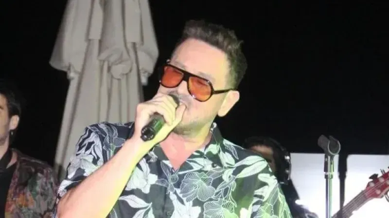 Ünlü şarkıcı Metin Arolat hayatını kaybetti