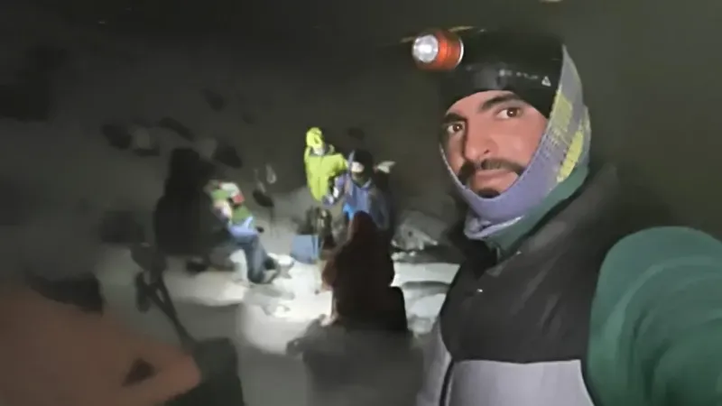 Ağrı Dağı’na zorlu zirve tırmanışı yapan dağcıların saçları ve kaşları buz tuttu